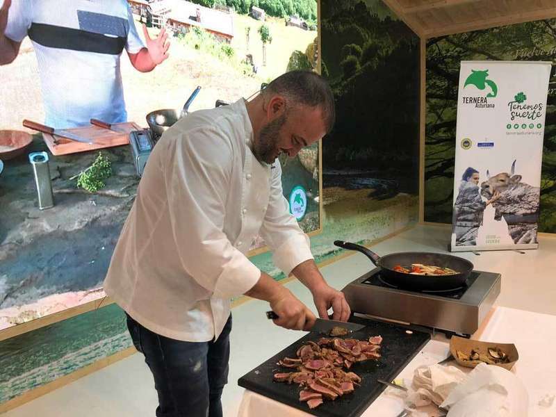 igp-ternera-asturiana-cocinando